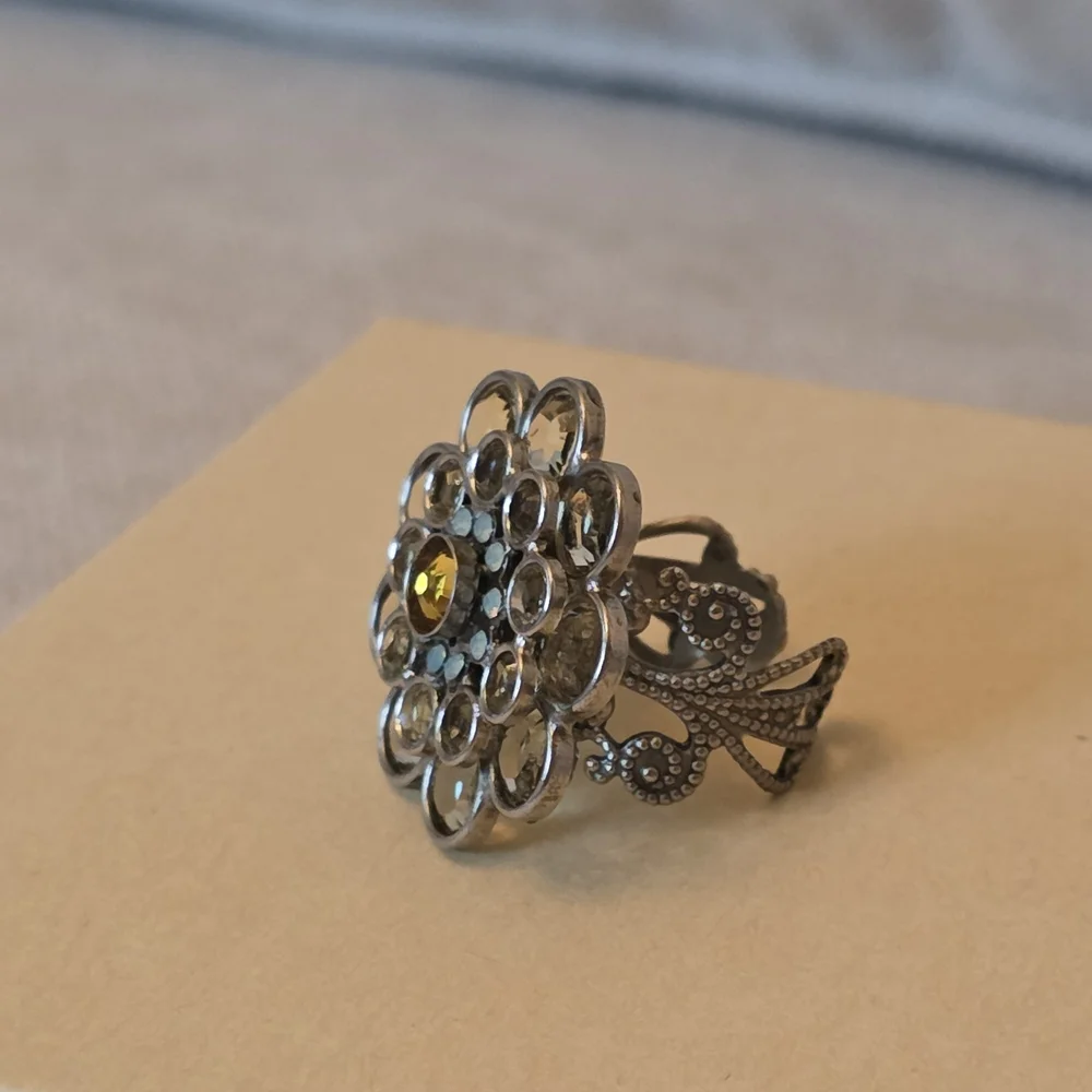 Sorrelli Floral Crystal Statement Ring – Champagne & Amber – Adjustable